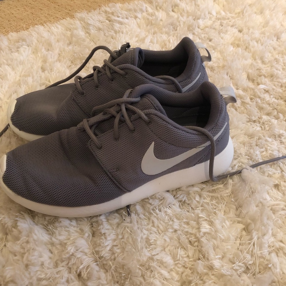 nike roshie grey and white shoes